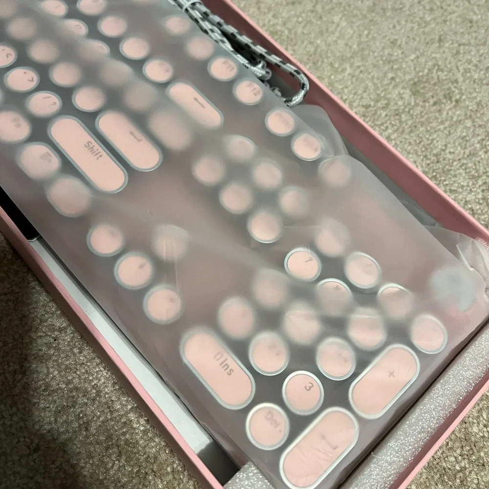 NWT • pink mechanical typewriter style round keys keyboard